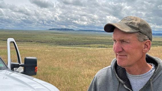 Rancher Mushaben, Bruder von Wissenschaftlerin Joyce Mushaben, vor seinem Land. © ARD Foto: Ralf Borchard