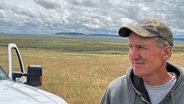 Rancher Mushaben, Bruder von Wissenschaftlerin Joyce Mushaben, vor seinem Land. © ARD Foto: Ralf Borchard