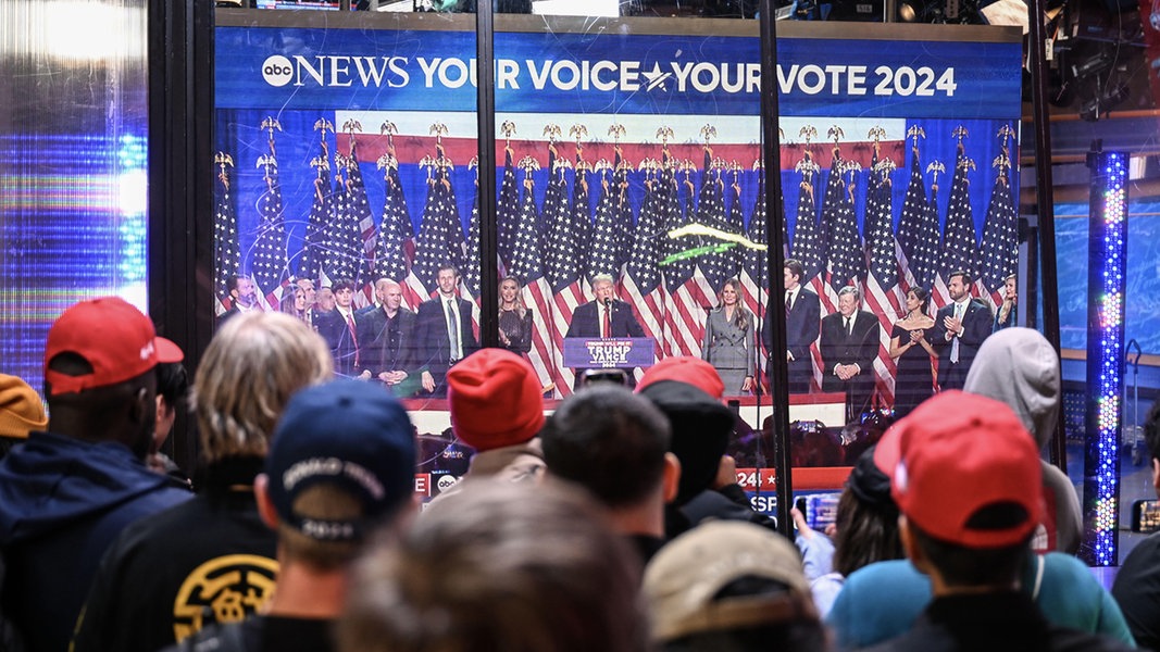 Donald Trump bei einer Rede zu seinen Wählern über einen öffentlichen Screen mit Publikum am Tag der Stimmabgabe. © picture alliance Foto: Fatih Aktas