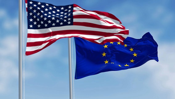 Die Flaggen der EU und der USA flattern vor blauem Himmel. © dpa picture alliance/Zoonar Foto: Valerio Rosati