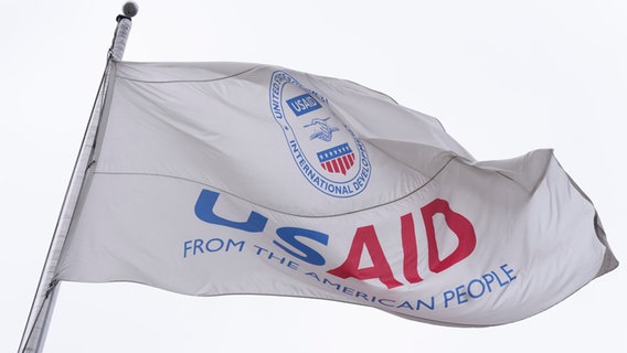 Die Flagge der US-Behörde für internationale Entwicklung (USAID) weht vor dem USAID-Büro in Washington. © Manuel Balce Ceneta/AP/dpa 