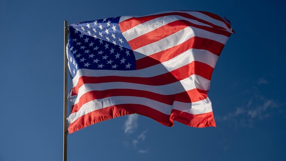 Die Flagge der Vereinigten Staaten von Amerika weht im Wind. © picture alliance / CTK | Richard Mundl 