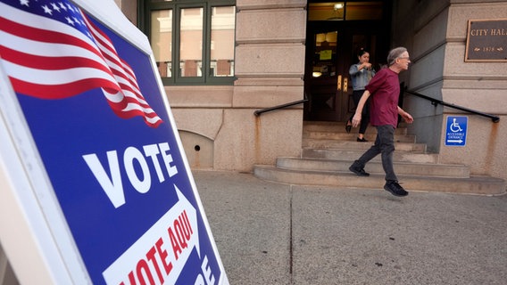 Ein Schild vor einem Wahllokal in Rhode Island © AP Foto: Steven Senne