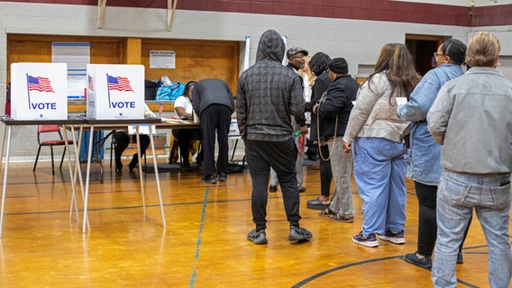 Wähler geben ihre Stimmen während der US-Wahl in einem Wahllokal in Detroit ab. © Jim West/ZUMA Press Wire/dpa 