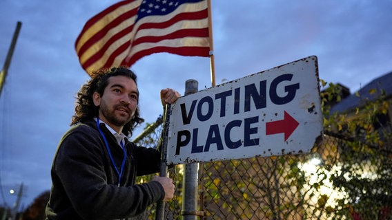 USA: Ein Wahlhelfer in Dearborn bereitet sich darauf vor, ein Wahllokal zu öffnen. © dpa/ap Foto: Charlie Neibergall