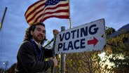 USA: Ein Wahlhelfer in Dearborn bereitet sich darauf vor, ein Wahllokal zu öffnen. © dpa/ap Foto: Charlie Neibergall