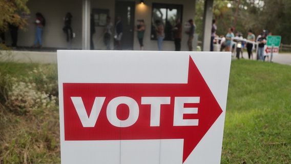 Ein Schild weist am US-Wahltag auf ein Wahllokal in Florida hin. © Jim West/ZUMA Press Wire/dpa 