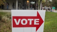 Ein Schild weist am US-Wahltag auf ein Wahllokal in Florida hin. © Jim West/ZUMA Press Wire/dpa 