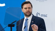 J.D. Vance, Vizepräsident der Vereinigten Staaten von Amerika, spricht bei der Münchner Sicherheitskonferenz. © Sven Hoppe/dpa Foto: Sven Hoppe