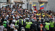 Tausende Demonstranten gehen nach der umstrittenen Präsidentschaftswahl in Venezuela auf die Straße. © dpa Foto: Jeampier Arguinzones