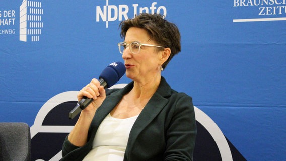 NDR Info Wissenschaftsredakteurin Korinna Hennig auf dem Podium in der Aula vom Haus der Wissenschaft in Braunschweig am 5.11.2024 zum Thema "Vergesst die Kinder nicht!". © NDR Foto: Jenny von Gagern