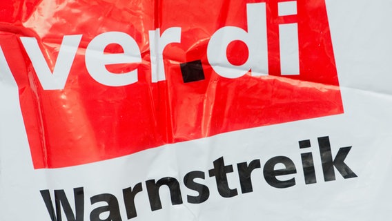 Eine Streikweste mit der Aufschrift «Warnstreik» und dem Logo der Dienstleistungsgewerkschaft Verdi. © Stefan Sauer/dpa-Zentralbild/dpa 