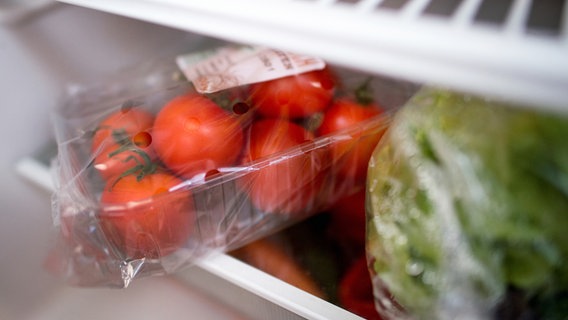 In Plastik verpackte Tomaten und Salatherzen liegen in einem Kühlschrank. © dpa picture alliance Foto: Arno Burgi