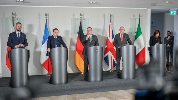 Boris Pistorius (M, SPD), Bundesminister der Verteidigung, gibt zusammen mit den europäischen Verteidigungsministern W·adys·aw Kosiniak-Kamysz (l-r), Polen, Sébastien Lecornu, Frankreich, John Healey, Großbritannien, und Isabella Rauti, Staatssekretärin für Verteidigung in Italien, eine Pressekonferenz. © Kay Nietfeld/dpa 