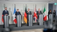 Boris Pistorius (M, SPD), Bundesminister der Verteidigung, gibt zusammen mit den europäischen Verteidigungsministern W·adys·aw Kosiniak-Kamysz (l-r), Polen, Sébastien Lecornu, Frankreich, John Healey, Großbritannien, und Isabella Rauti, Staatssekretärin für Verteidigung in Italien, eine Pressekonferenz. © Kay Nietfeld/dpa 