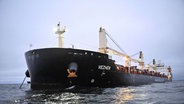 Das Frachtschiff "Vezhen" liegt vor Karlskrona, Schweden, vor Anker. © picture alliance/dpa/TT News Agency | Johan Nilsson Foto: Johan Nilsson