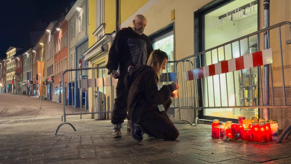 Menschen zünden Kerzen am Ort eines Messerangriffs in Villach an © picture alliance/dpa/AP | Darko Bandic Foto: Darko Bandic