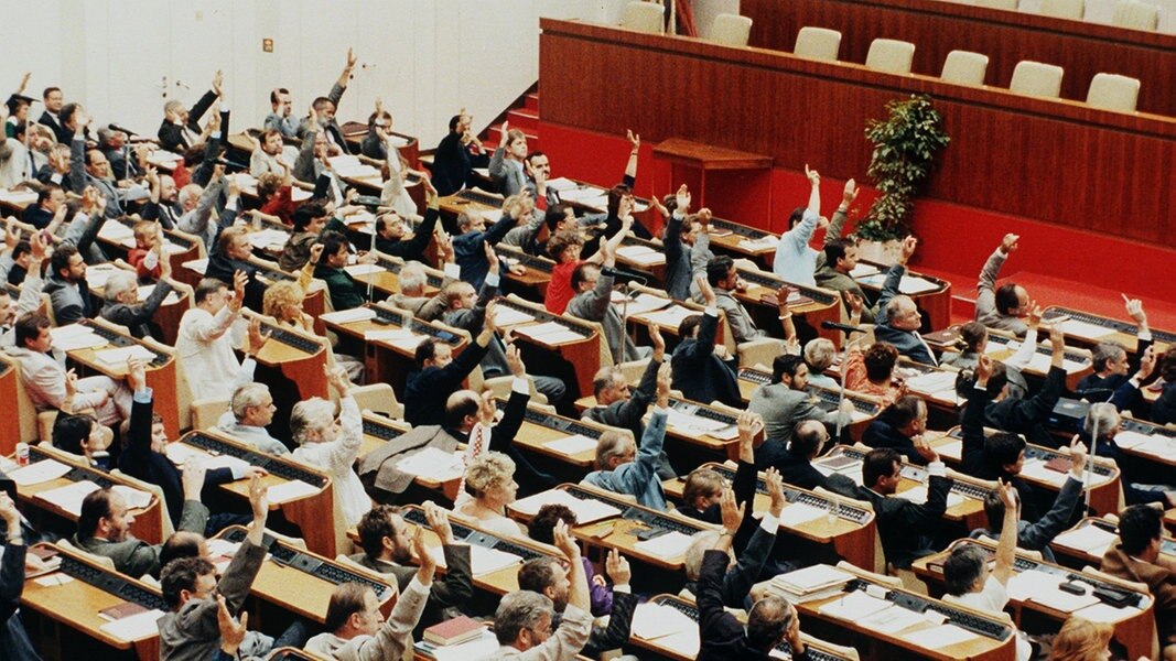 Die Volkskammer der DDR votiert am 23. August 1990 für den Beitritt zur Bundesrepublik am 3. Oktober 1990. 