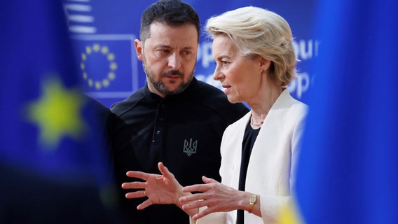 EU-Kommissionschefin Ursula von der Leyen und der ukrainische Präsident Wolodymyr Selenskyj. © picture alliance/dpa/AP | Omar Havana Foto: Omar Havana