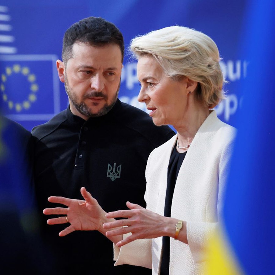 EU-Kommissionschefin Ursula von der Leyen und der ukrainische Präsident Wolodymyr Selenskyj. © picture alliance/dpa/AP | Omar Havana Foto: Omar Havana