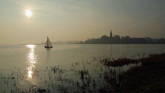 Ein Segelboot auf dem Wasser. © NDR Foto: Geert-Christoph Seidlein aus Gristow