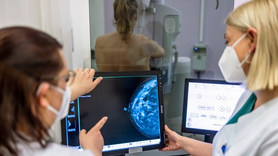 Medizinisches Personal untersucht mit einer Mammografie die Brust einer Frau auf Brustkrebs. © picture alliance/dpa | Michael Hanschke 
