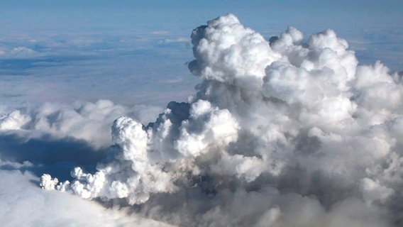 Aschewolke nach Vulkanausbruch in Island © dpa Foto: Arni Saeberg