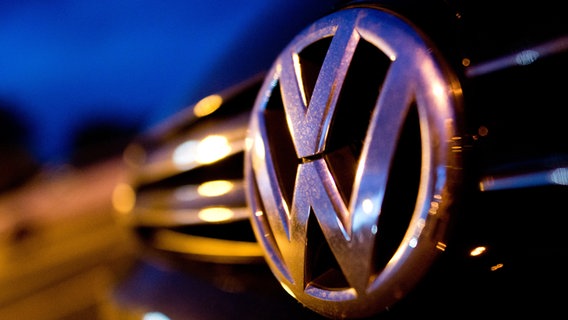 Das VW-Logo an einem Auto © dpa Foto: Julian Stratenschulte