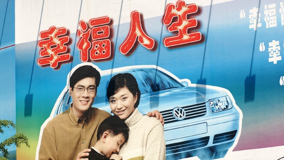 Eine VW-Werbung in Beijing, China. © picture alliance / Antonio Pisacreta/ROPI Foto: Antonio Pisacreta