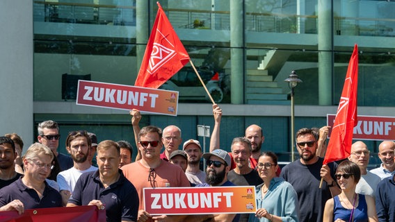 Beschäftigte und Mitglieder der Gewerkschaft IG Metall demonstrieren vor dem Volkswagen Group Future Center Europe in Potsdam © picture alliance/dpa Foto: Soeren Stache