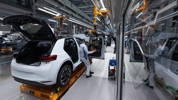 Ein Modell der neuen Generation des ID.3 wird im Werk von Volkswagen in Zwickau montiert. © Hendrik Schmidt/dpa 