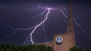 Ein Gewitterhimmel über dem VW-Werk in Wolfsburg - Bildmontage © picture alliance / M.i.S. Foto: Bernd Feil