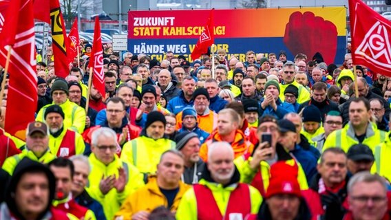 Streikende stehen vor dem Volkswagen-Werk © picture alliance/dpa Foto:  Sina Schuldt