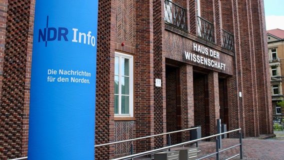 NDR Info Blowup vor dem Haus der Wissenschaft in Braunschweig. © NDR Foto: Jenny von Gagern