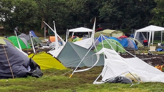 Lauter Zelte stehen auf einem verlassenen Campingplatz. © NDR Foto: Oliver Kring