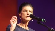 Sahra Wagenknecht, Bundesvorsitzende des Bündnis Sahra Wagenknecht (BSW), spricht auf einer Wahlkampfveranstaltung ihres Bündnisses in der thüringischen Landeshauptstadt. © Bodo Schackow/dpa Foto: Bodo Schackow