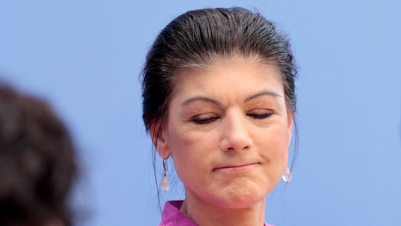 Sahra Wagenknecht, Parteivorsitzende vom Bündnis Sahra Wagenknecht, bei der Bundespressekonferenz. © Carsten Koall/dpa 