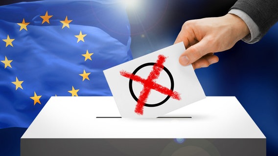 Wahlkarte mit Wahlkreuz wird in eine Wahlurne geworfen, dahinter eine Europaflagge (Fotomontage) © Fotolia, colourbox Foto: mozZz, niyazz