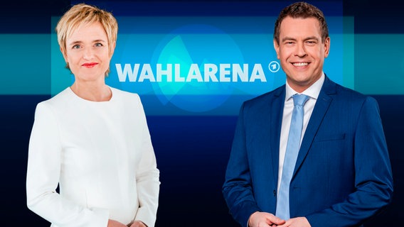 Das Moderatoren-Duo der ARD-Wahlarena Ellen Ehni und Gunnar Breske vor dem Logo der Sendung. © WDR/MDR/Annika Fußwinkel/Kirsten Nijhof 