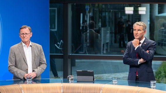 Die Politiker Bodo Ramelow (Linke) und Björn Höcke (AfD) stehen in einem Fernsehstudio. © IMAGO / Funke Foto Services 