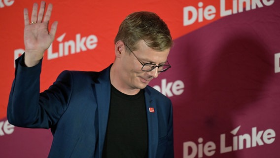 Sebastian Walter, Spitzenkandidat der Linken in Brandenburg, winkt auf der Bühne bei der Wahlparty in Potsdam © dpa Foto: Michael Bahlo