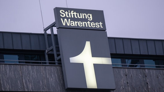 Ein Leuchtschild mit dem Logo der Stiftung Warentest ist an einem Geschäftshaus am Lützowplatz angebracht. © dpa Bildfunk Foto: Monika Skolimowska