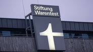 Ein Leuchtschild mit dem Logo der Stiftung Warentest ist an einem Geschäftshaus am Lützowplatz angebracht. © dpa Bildfunk Foto: Monika Skolimowska