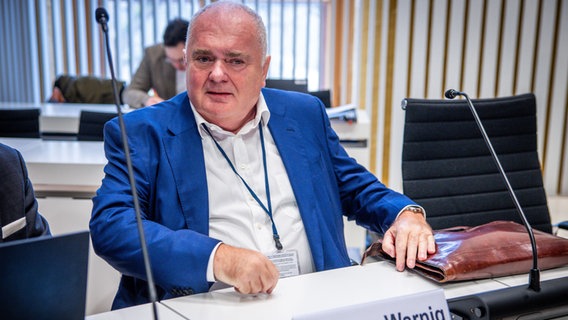 Matthias Warnig, früherer Geschäftsführer der Nord Stream 2 AG, wird im Landtag von Mecklenburg-Vorpommern als Zeuge vor dem Untersuchungsausschuss zur Klimastiftung MV befragt. © dpa Bildfunk Foto: Jens Büttner