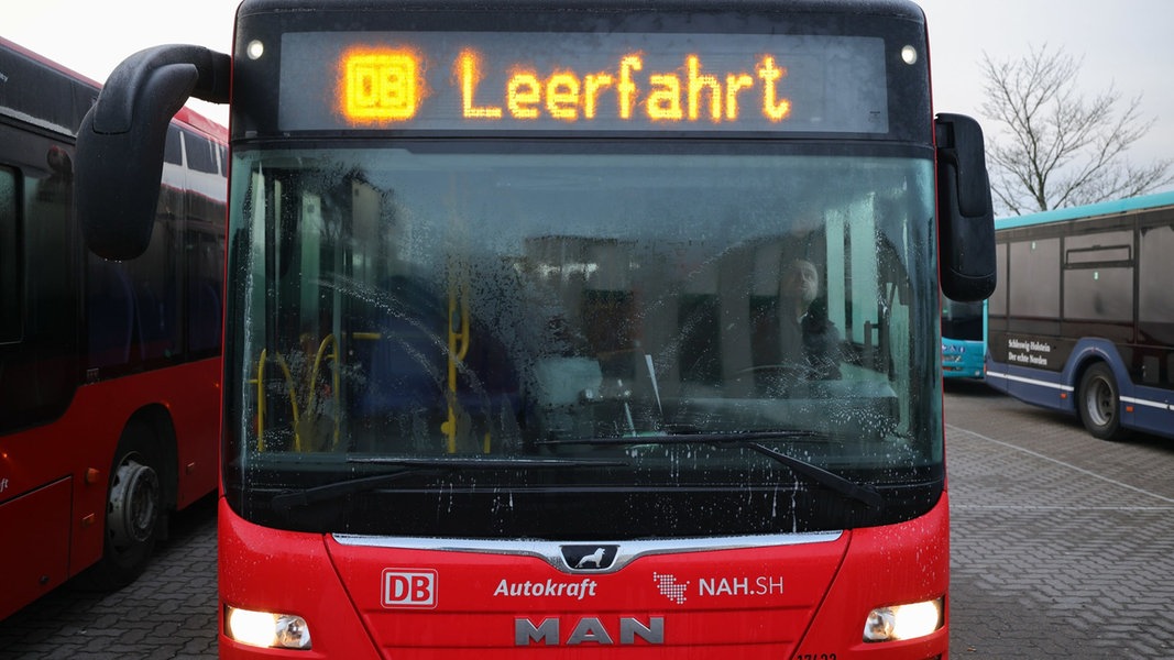 Auf der Anzeige eines Busses auf dem Betriebshof des Verkehrsbetriebs Autokraft in Kiel steht 