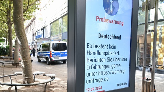 Eine Probewarnung ist am Warntag in der Fußgängerzone auf einer digitalen Werbetafel angezeigt. © picture alliance/dpa Foto: Bernd Weißbrod