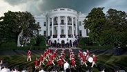 Eine Parade vor dem weißen Haus in Washington während eines NATO-Gipfels © dpa-Bildfunk Foto: Susan Walsh/AP