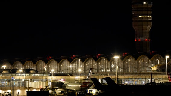 USA, Arlington: Ein Flugzeug der American Airlines steht an einem Gate des Ronald Reagan Washington National Airport. © Mark Schiefelbein/AP/dpa 