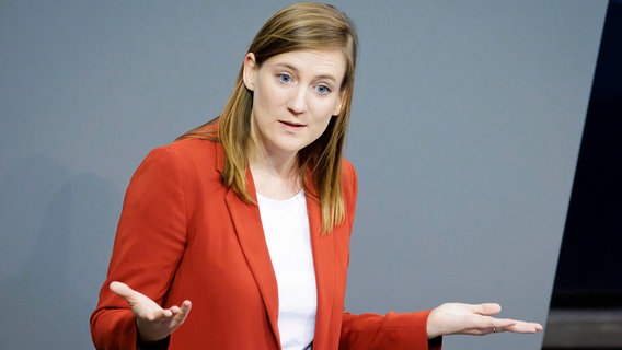 Die SPD-Politikerin Carmen Wegge bei einer Rede im Bundestag. © IMAGO / photothek Foto: Thomas Trutschel