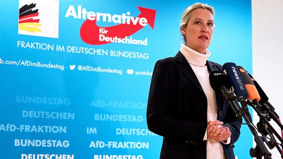 Alice Weidel, Bundesvorsitzende und Kanzlerkandidatin der AfD, gibt in Berlin ein Statement ab. © Michael Ukas/dpa 